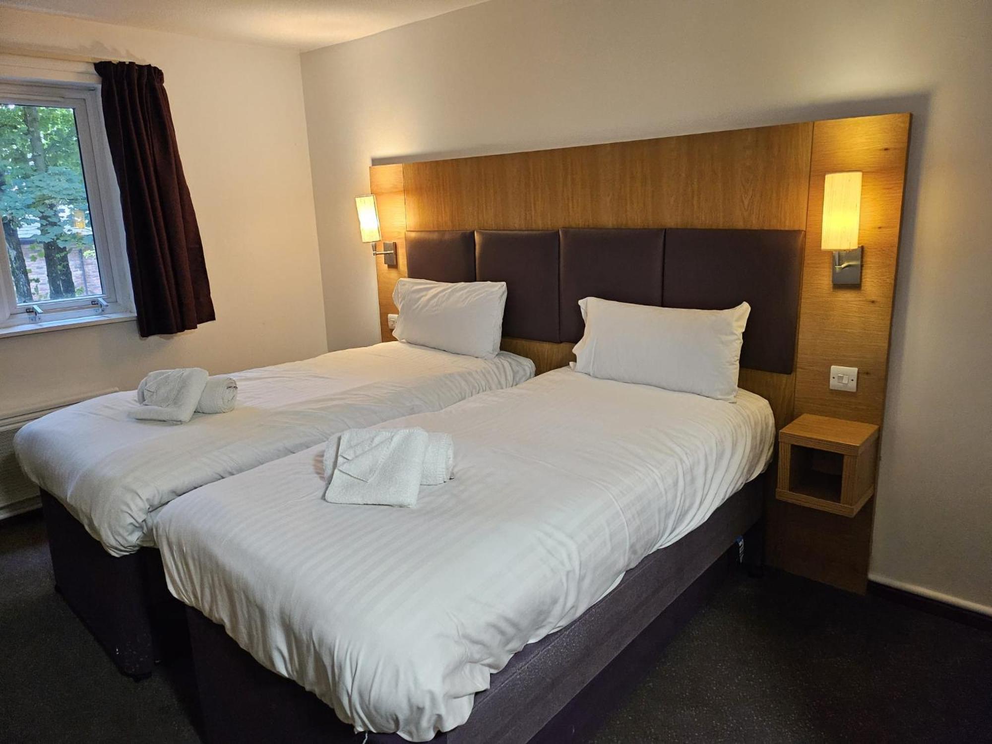 V Lodge Manchester Мидлтон Экстерьер фото