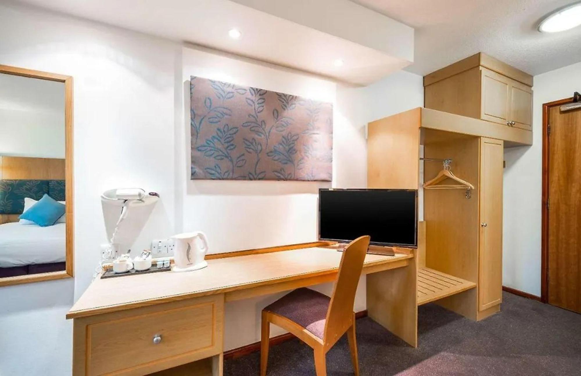V Lodge Manchester Мидлтон Экстерьер фото